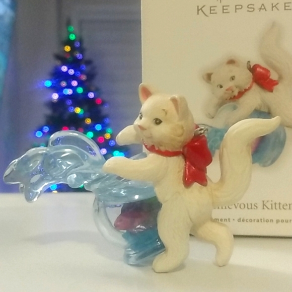 2012 Keepsake Mischievous Kittens Spilled Goldfish Bowl Ornament Cats Pets - Picture 1 of 4